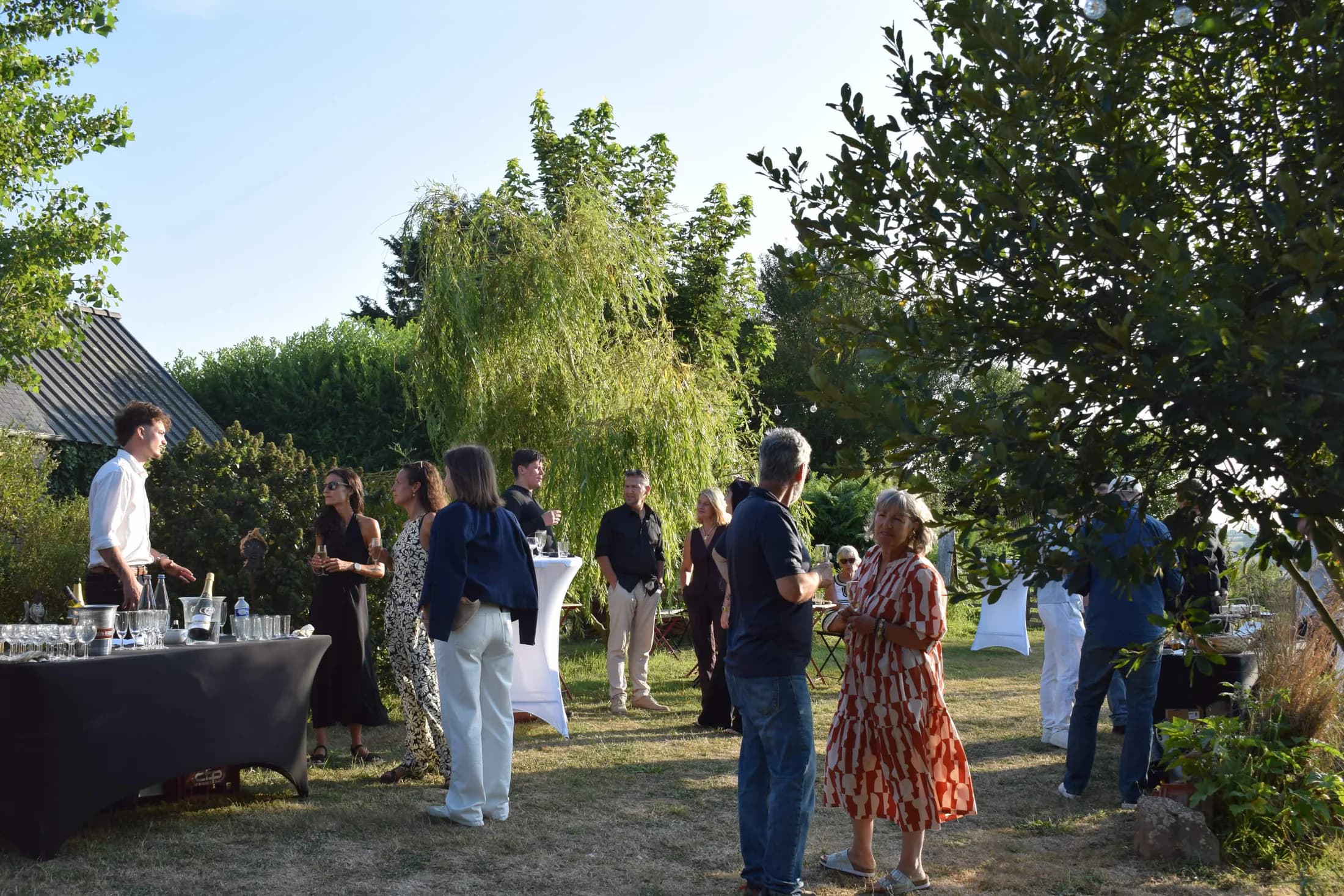 Invités échangeant autour du bar lors d’une réception client à Henvic